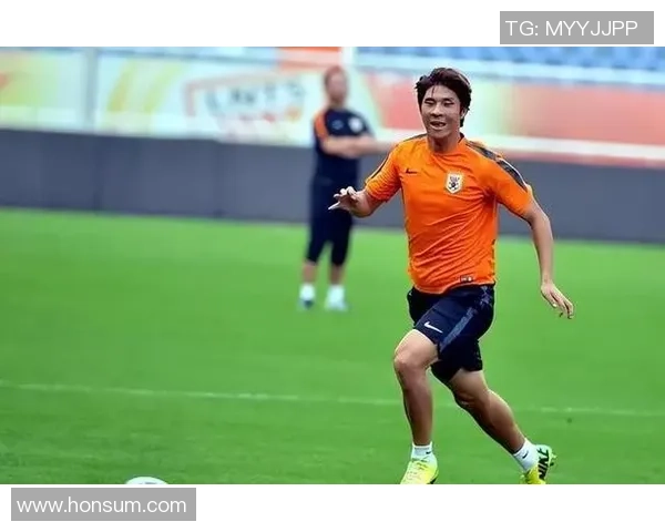 足球明星化身老人街头踢球引发热议展现真实球技与幽默魅力